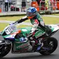 Pembalap LCR Honda Castrol asal Spanyol Alex Marquez mengendarai sepeda motornya dari garasi saat sesi latihan bebas pertama di Pertamina Mandalika International Street Circuit, Mandalika, Lombok Tengah, Nusa Tenggara Barat, Jumat (18/3/2022). (AP Photo/Achmad Ibrahim)