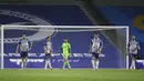 Pemain Brighton bereaksi setelah gol ketiga Manchester United bersarang ke gawang mereka pada pertandingan Premier League di Stadion AMEX, Brighton, Inggris, Selasa (30/6/2020). Manchester United menang 3-0 dengan dua gol dicetak Bruno Fernandes. (Andy Rain/Pool via AP)