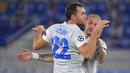 Pemain Zenit Saint Petersburg, Artem Dzyuba, melakukan selebrasi usai mencetak gol ke gawang Lazio pada laga Liga Champions di Stadion Olimpico, Roma, Rabu (25/11/2020). Lazio menang dengan skor 3-1. (Alfredo Falcone/LaPresse via AP)