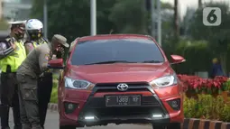 Petugas Satpol PP berbincang dengan pengendara mobil saat Operasi Yustisi Protokol COVID-19 di Kawasan Bundaran HI, Jakarta, Selasa (15/9/2020). Operasi Yustisi itu untuk menegakkan pemakaian masker guna menekan perilaku warga yang memicu angka kenaikan infeksi Covid-19. (merdeka.com/Imam Buhori)