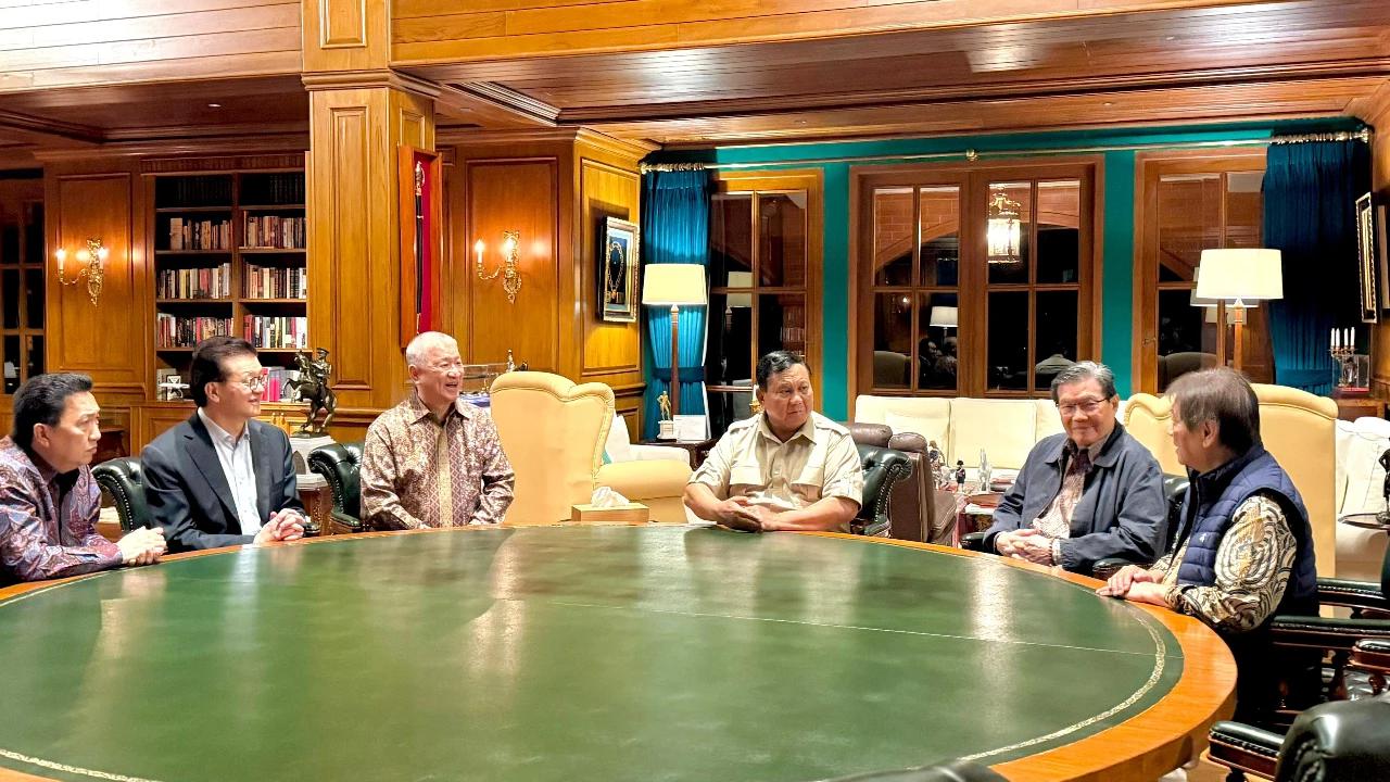 Seskab Teddy Bocorkan Isi Pertemuan Prabowo dan 5 Pengusaha Kakap RI Selama 4,5 Jam