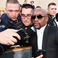 Petinju Floyd Mayweather Jr. foto bersama fans saat berada di California, AS, Sabtu (6/6/2015). Angka pembayaran gaji dan kemenangannya yang mencapai 285 miliar dollar AS membuatnya kaya raya. (AFP/Christopher Polk)