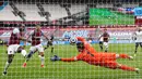 Gelandang West Ham United, Michail Antonio (kiri) melepaskan tendangan yang berbuah gol pertama timnya ke gawang Tottenham Hotspur dalam laga lanjutan Liga Inggris 2020/21 pekan ke-25 di The London Stadium, Minggu (21/2/2021). West Ham menang 2-1 atas Tottenham. (AFP/Clive Rose/Pool)