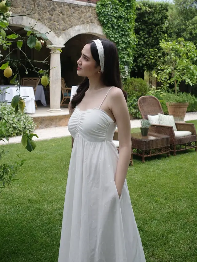 Gaya Femimin Syifa Hadju Honeymoon di Eropa. [@syifahadju