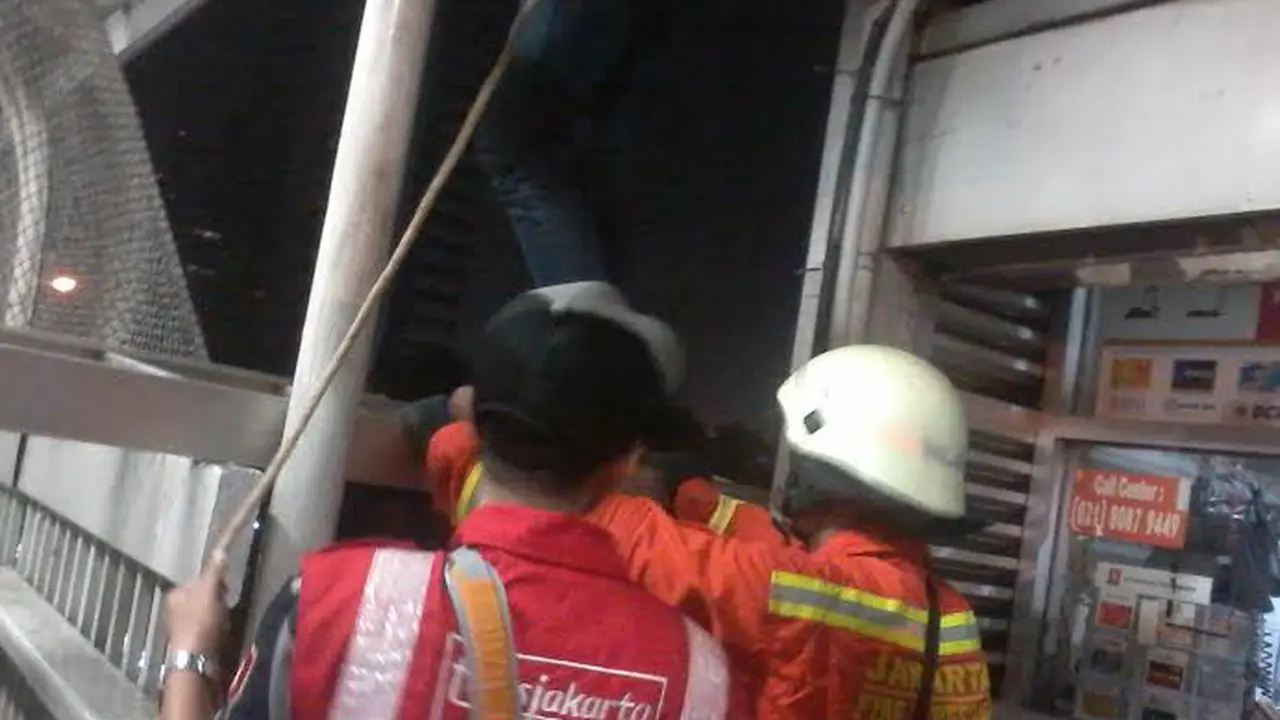Diduga Ingin Bunuh Diri, Seorang Pria Naiki Jembatan Semanggi