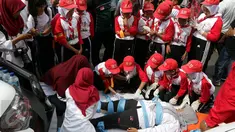 Sejumlah murid Madrasah se-Jakarta mengikuti acara Madrasah Siaga Bencana di hari bebas kendaraan bermotor di kawasan Thamrin, Jakarta, Minggu (22/1). (Liputan6.com/Johan Tallo)