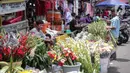Penjual menunggu pembeli bunga hias di Pasar Petak Sembilan, Glodok, Jakarta, Senin (31/1/2022). Jelang tahun baru Imlek 2573 sejumlah bunga seperti sedap malam, aster, mawar dan lainnya mulai banyak dicari warga Tionghoa untuk sembahyang. (Liputan6.com/Faizal Fanani)