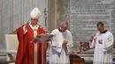 Paus Fransiskus menyampaikan khotbah saat memimpin Misa Minggu Palma di St. Peter's Basilica, Vatikan, Minggu (5/4/2020). Paus mengingatkan orang muda agar tidak takut dan ragu untuk mempertaruhkan nyawa mereka bagi orang lain selama pandemi virus corona COVID-19. (AP Photo/pool/Alberto Pizzoli)