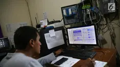 Petugas memantau aktivitas Gunung Agung dari Pos Pantau Rendang, Karangasem, Bali, Senin (4/12). Setiap hari, pos pantau tersebut bersiaga 24 jam melihat perkembangan Gunung Agung yang saat ini dalam status awas. (Liputan6.com/Immanuel Antonius)