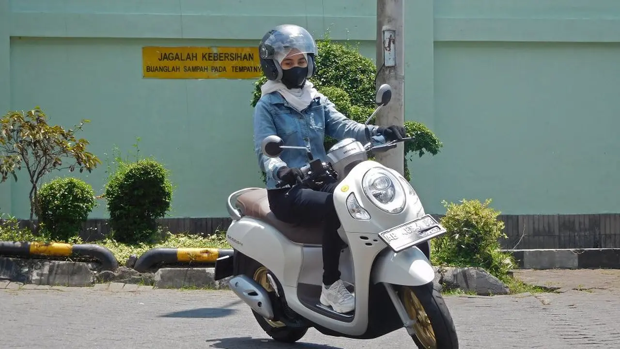 Tips aman berkendara untuk wanita berhijab agar nyaman dan terhindar dari risiko di jalan (kusnantokarasan
