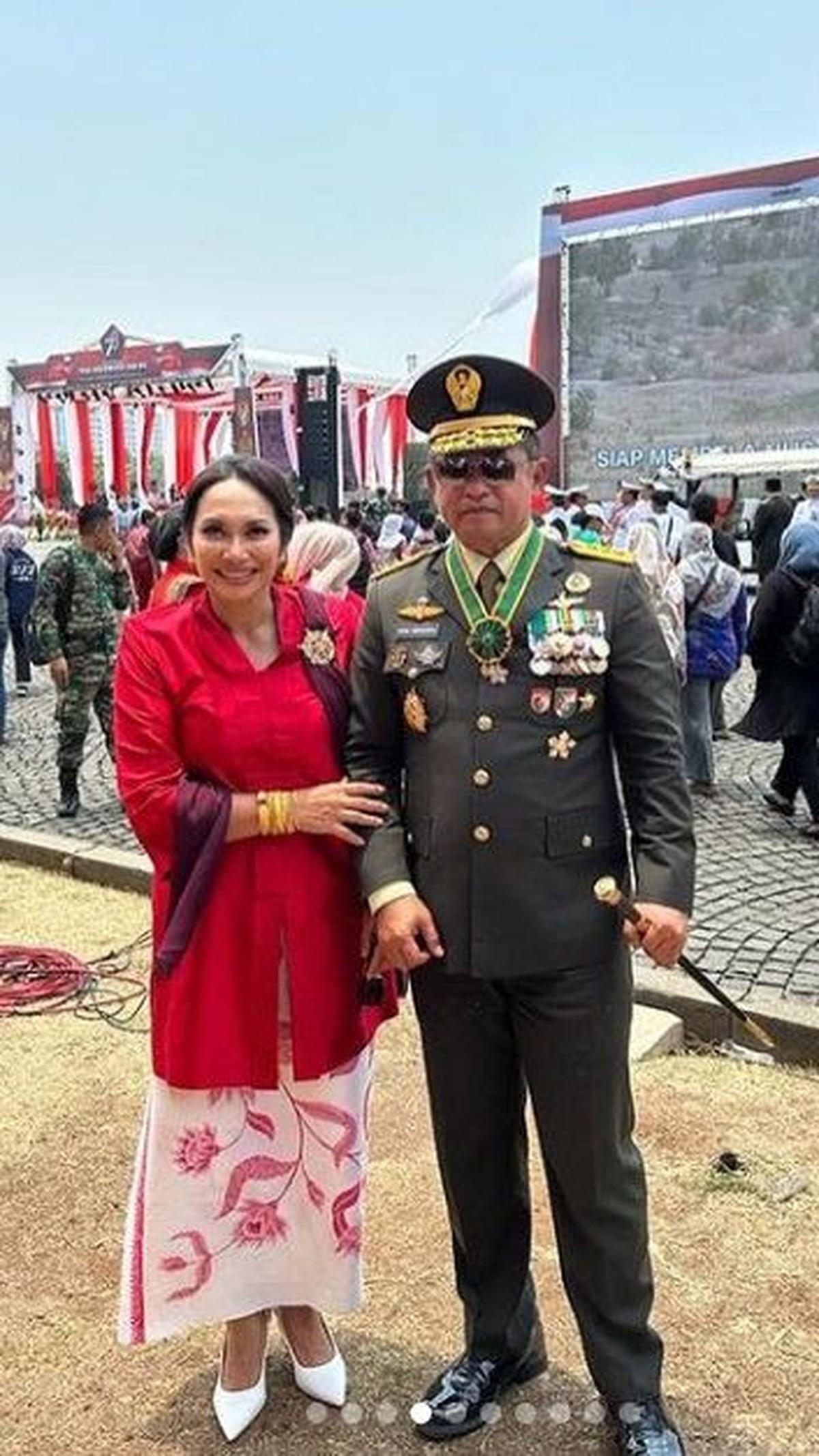 Paulina Pandjaitan merupakan anak sulung dari 4 bersaudara.<br>