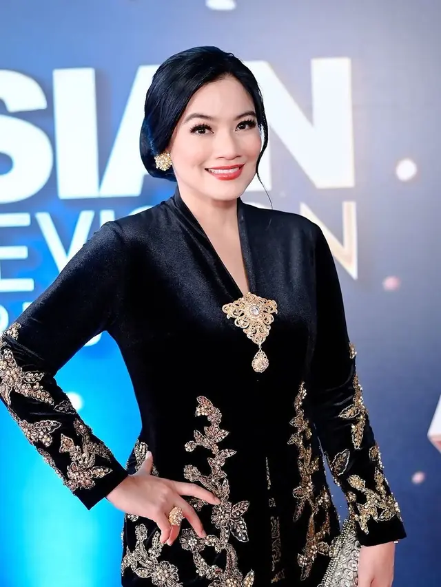 6 Pesona Anggun Titi Kamal Berkebaya Hitam Hadir di Asian Television Awards 2024