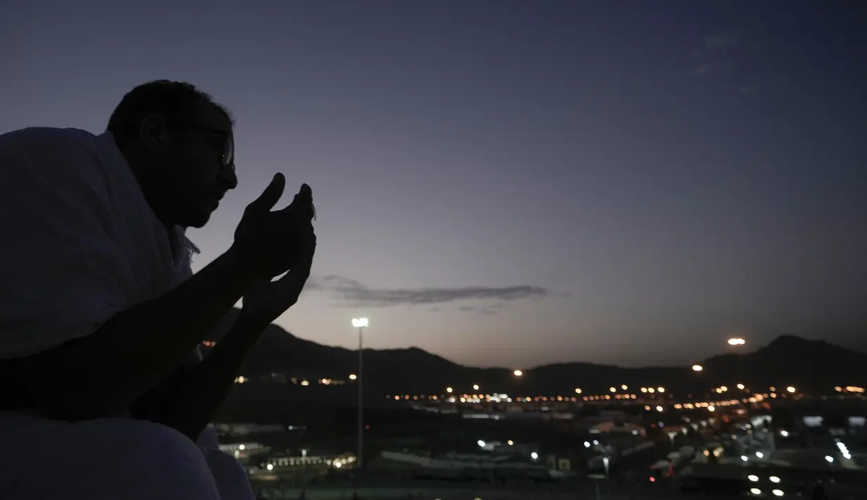 Jemaah haji berjalan sejak dini hari untuk mendapatkan tempat di Jabal Rahmah. (AP Photo/Amr Nabil)