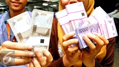 Tradisi &lsquo;salam tempel&rsquo; di hari raya Idul Fitri mendorong peningkatan transaksi penukaran uang jelang Lebaran, Jakarta, Rabu (8/7/2015). BI bersama BTN menggelar layanan penukaran uang bagi karyawan di Gedung SCTV Tower. (Liputan6.com/Yoppy Renato)