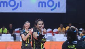 Pemain Jakarta Electric PLN Yolla Yuliana dan rekannya berselebrasi dalam pertandingan melawan Jakarta Popsivo Polwan pada lanjutan PLN Mobile Proliga 2024 di GOR Ken Arok, Malang, Jawa Timur, Jumat, 14 Juni. (foto: Proliga)