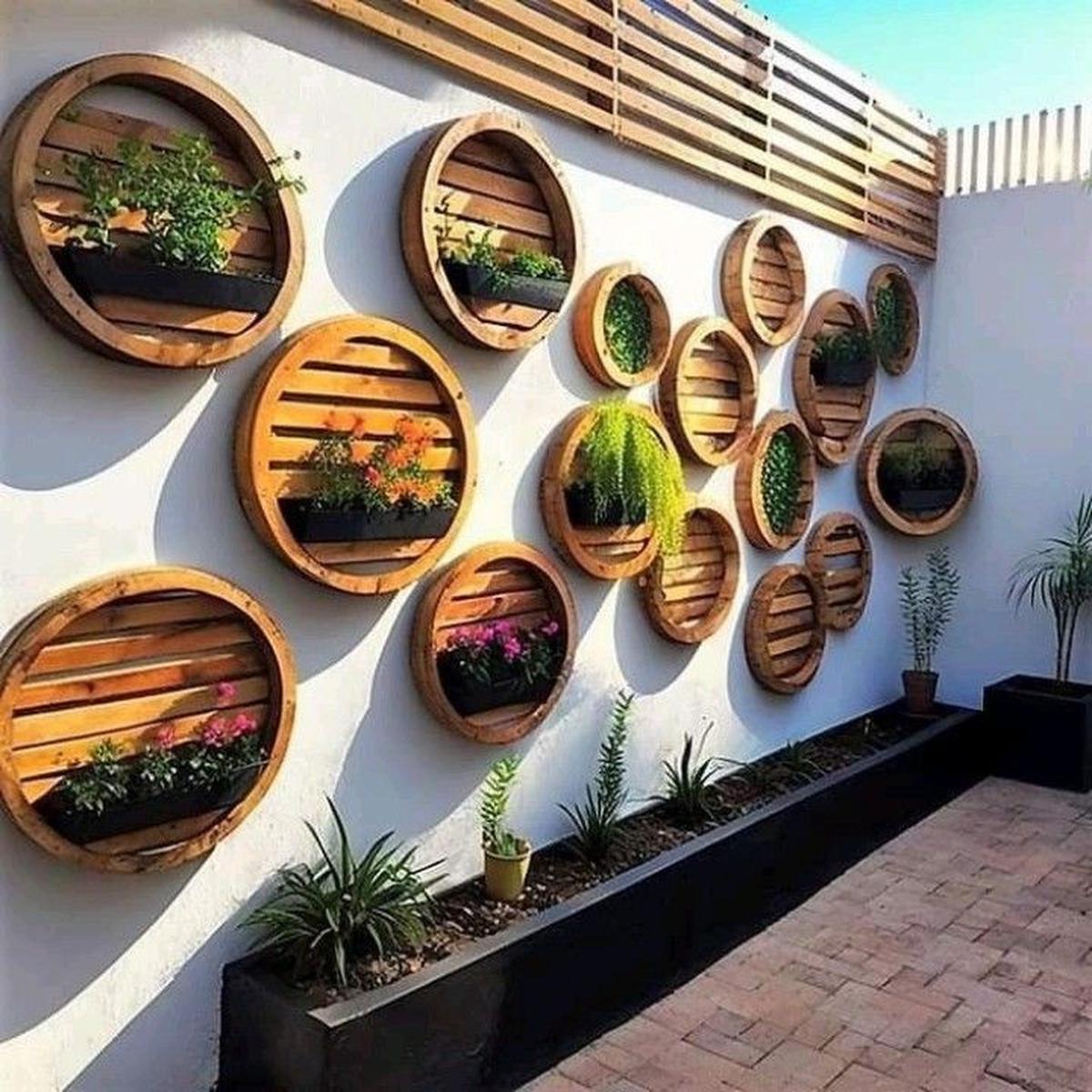 Ilustrasi Taman Minimalis Depan Rumah di Lahan Sempit Berbentuk Vertical Garden (©Pinterest)