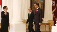 Presiden Jokowi bersiap menerima surat-surat kepercayaan dari para duta besar dalam Penyerahan surat-surat kepercayaan Dubes Luar Biasa dan Berkuasa Penuh (LBBP) untuk Republik Indonesia di Istana Merdeka, Selasa (12/9). (Liputan6.com/Angga Yuniar)