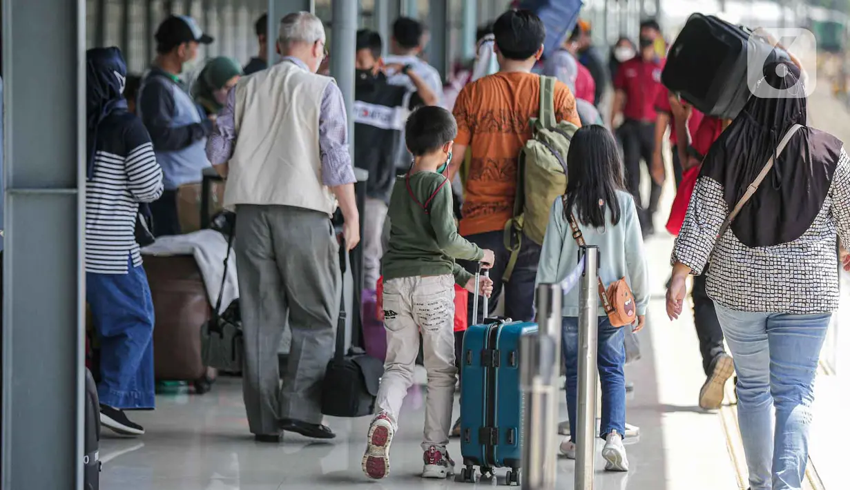 <p>Pemudik membawa barang bawaan berjalan menuju pintu masuk di Stasiun Pasar Senen, Jakarta, Selasa (26/4/2022). Sepekan menjelang Lebaran, lonjakan jumlah penumpang kereta api sudah mulai terlihat pada Selasa siang ini, dan diperkirakan akan terus bertambah hingga 30 April atau H-2 Idul Fitri. (Liputan6.com/Faizal Fanani)</p>