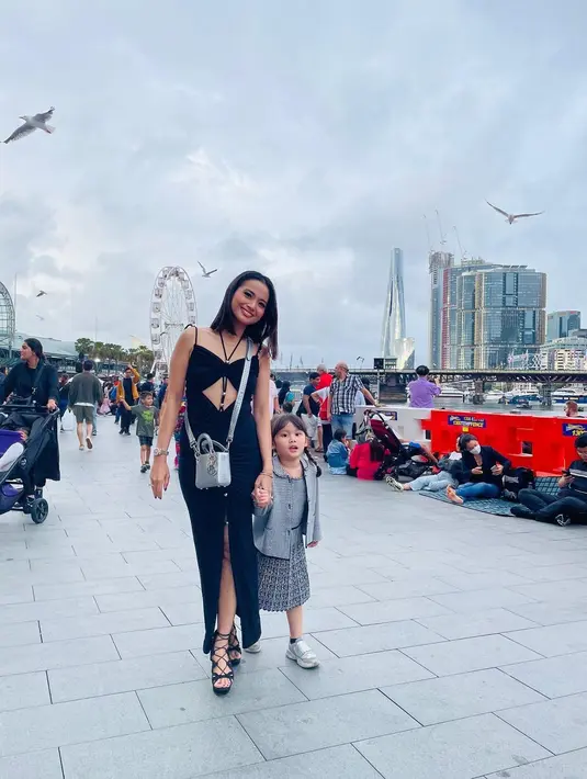 "Ya aku penginnya sih maunya berbisnis juga di sana, supaya aku nggak terlalu harus naik pesawat. Aku tuh paling takut naik pesawat kan, jadinya kayak aku penginnya yang ada di situ aja deh deket rumah," ujar Acha. [Instagram/septriasaacha]