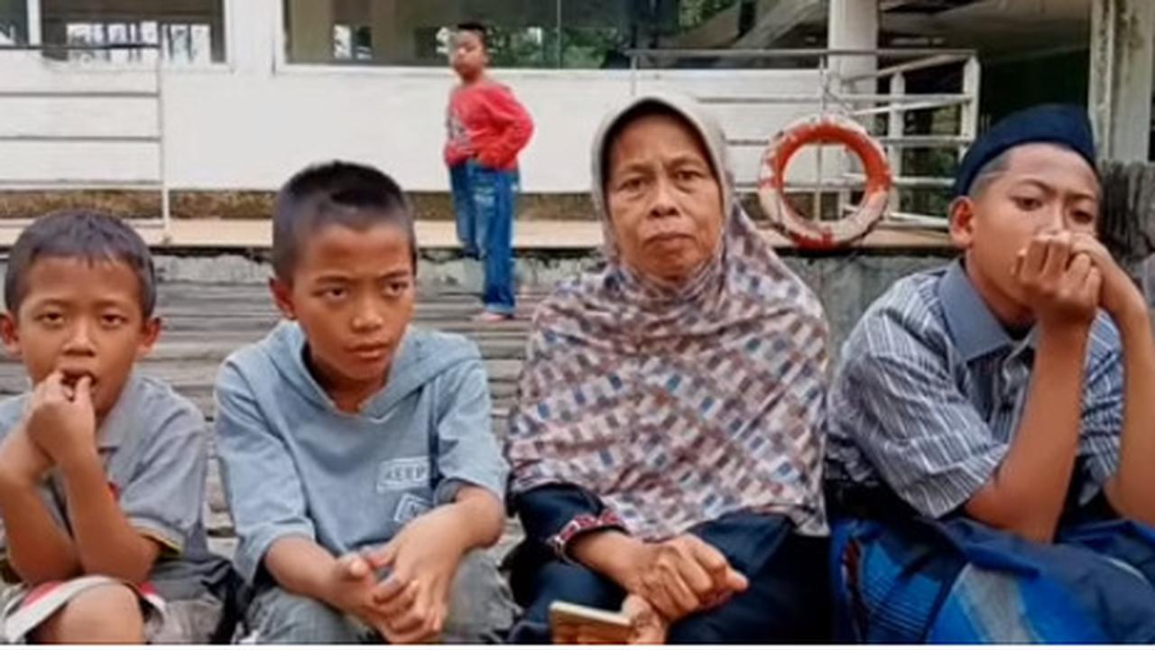 Bikin Melongo, Potret Kapal Mewah Terdampar di Tengah Hutan,