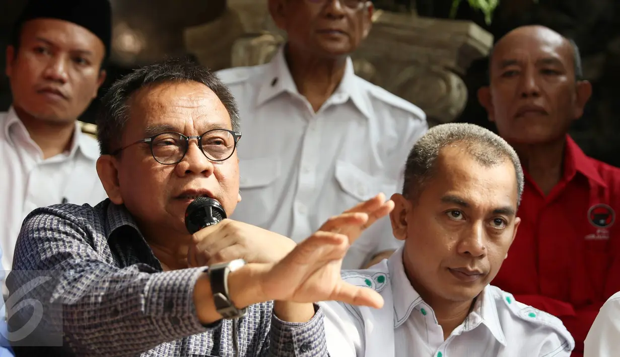 Ketua DPD Gerindra DKI M Taufik memberi keterangan usai menggelar pertemuan bersama tujuh partai politik di Jakarta, Senin (8/8). Tujuh parpol sepakat membentuk 'Koalisi Kekeluargaan' untuk bertarung di Pilgub DKI 2017. (Liputan6.com/Immanuel Antonius)