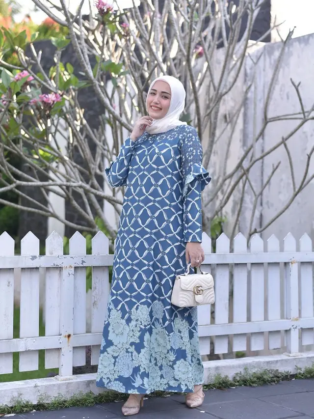 Hari Batik Nasional, Ini 7 Potret Seleb Wanita Tampil Memukau dengan Busana Batik