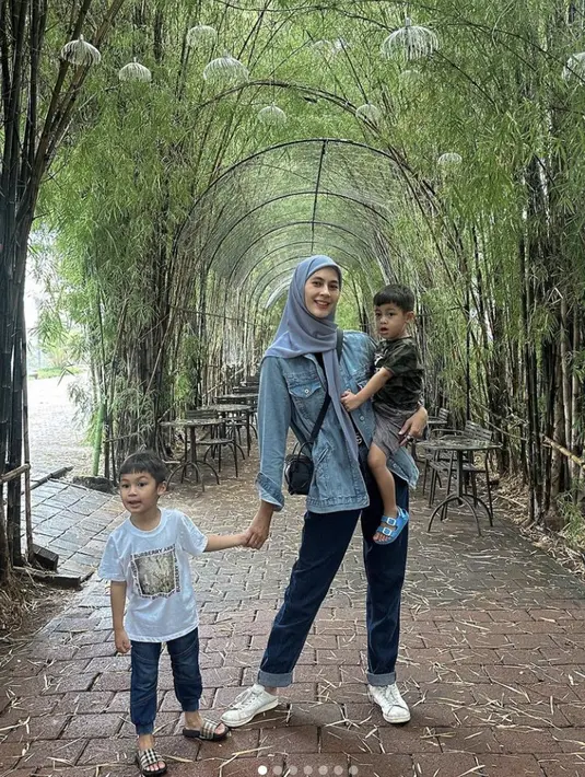 Kali ini, Paula terlihat begitu memukau dalam balutan jaket denim dan hijab bernuansa senada.  [Foto: Instagram: Paula]