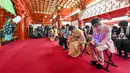 Pemilik robot peliharaan Sony Aibo mengambil bagian dalam upacara doa untuk merayakan ulang tahun ketiga Aibo dan berharap kesehatan yang baik pada masa depan di Kuil Kanda, Tokyo, Jepang, Jumat (12/11/2021). (Kazuhiro NOGI/AFP)