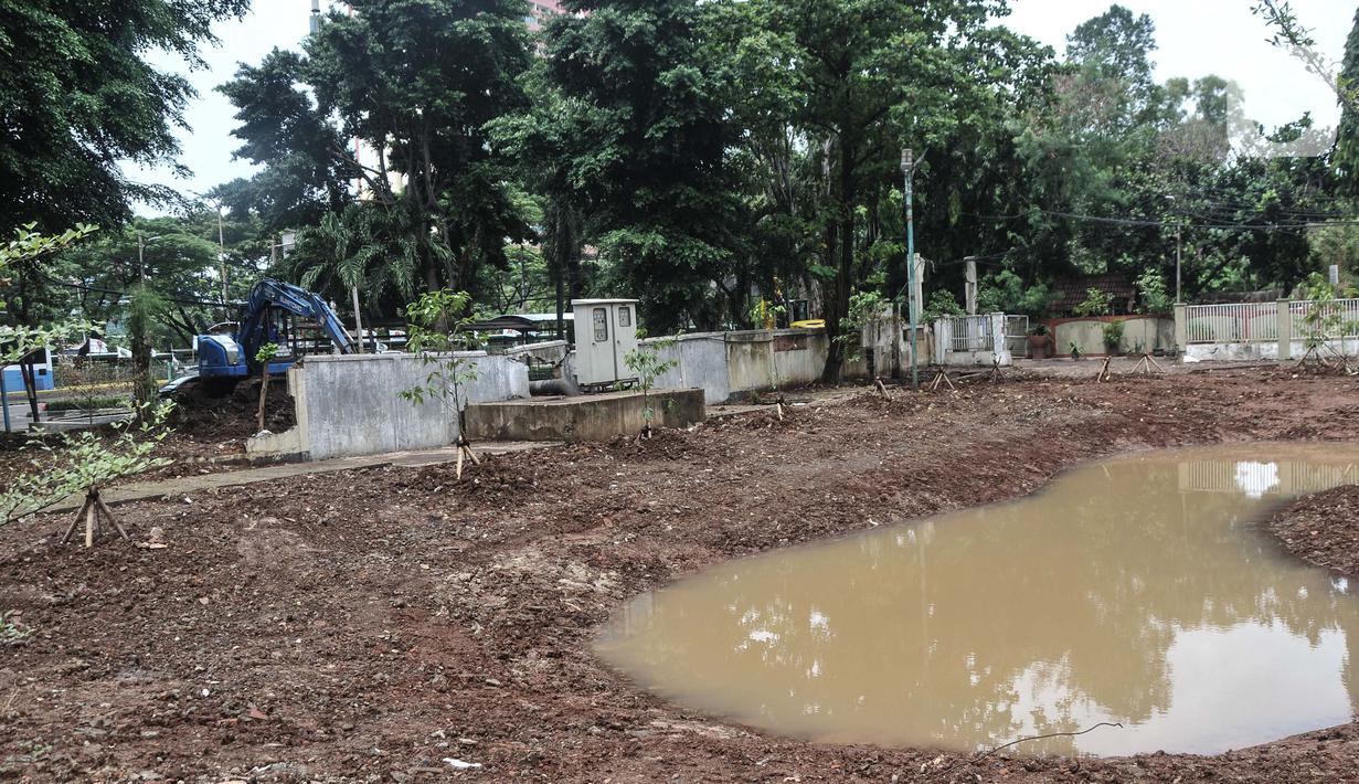 Petugas Suku Dinas Sumber Daya Air (SDA) Jakarta Pusat menggunakan kendaraan alat berat saat menyelesaikan pembuatan embung atau kolam retensi di sisi Jalan Letjen Suprapto, Cempaka Putih, Rabu (1/2/2023). Pemkot Jakarta Pusat melalui Suku Dinas Sumber Daya Air Jakpus membangun empat embung pada sejumlah lokasi di Kecamatan Cempaka Putih guna mencegah potensi banjir dan menampung air hujan 300 meter kubik dengan luas 24 meter persegi juga kedalaman 2 meter. (merdeka.com/Iqbal S Nugroho)