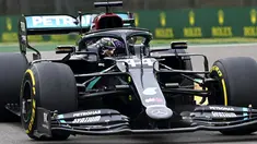 Pembalap Mercedes Lewis Hamilton mengemudikan mobilnya pada F1 GP Emilia Romagna di arena balap Enzo dan Dino Ferrari, Imola, Italia, Minggu (1/11/2020). Lewis Hamilton keluar sebagai juara F1 GP Emilia Romagna 2020. (Miguel Medina, Pool via AP)