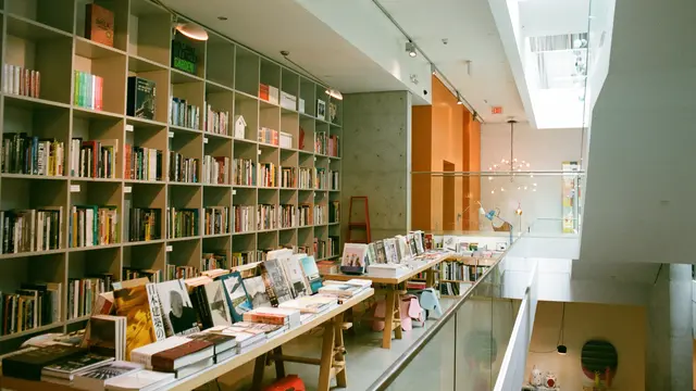 Ilustrasi toko buku (Foto: Unsplash/Kyle Ryan)