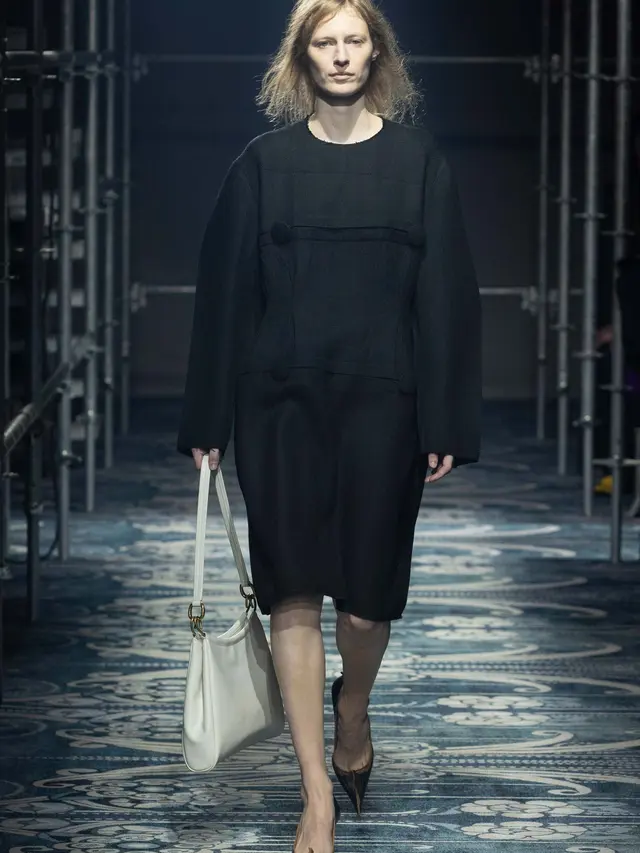 8 Potret Koleksi Prada Donna Fall/Winter 2025 di Milan Fashion Week, Eksplorasi Konsep Raw Glamour