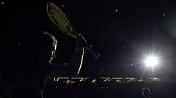 Siluet petenis Prancis, Richard Gasquet, saat memasuki lapangan sebelum bertanding melawan Andy Murray dalam turnamen tenis ATP World Tour Masters 1000 di Paris, Prancis, (6/11/2015). (AFP Photo/Miguel Medina)
