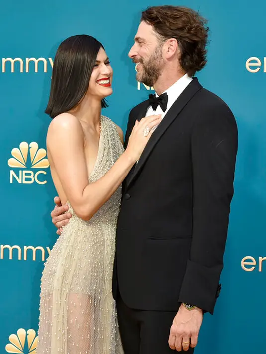 Alexandra Daddario (kiri) bersama Andrew Form tiba pada Primetime Emmy Awards 2022 di Microsoft Theater, Los Angeles, Amerika Serikat, 12 September 2022. Alexandra Daddario memenangkan White Lotus pada Primetime Emmy Awards 2022. (Photo by Richard Shotwell/Invision/AP)