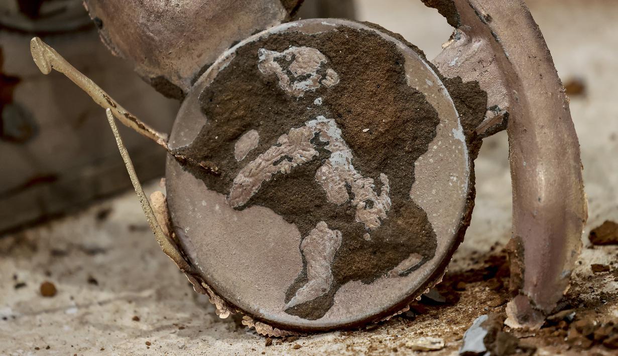 Sebuah cor-an mentah medali dengan Berlinale Bear, salah satu piala Festival Film Internasional Berlin, digambarkan di pengecoran Noack di Berlin, 25 Januari 2022. Pabrik pengecoran Noack secara tradisional mempersiapkan semua trofi untuk Festival Film Internasional. (Hannibal Hanschke/POOL/AFP)