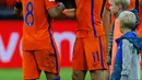 Pemain timnas Belanda, Arjen Robben memeluk rekannya usai laga terakhir babak penyisihan Grup A Piala Dunia 2018 melawan Swedia di Amsterdam Arena, Rabu (11/10). Meski mengalahkan Swedia 2-0, Belanda tetap gagal melaju ke Piala Dunia. (AP/Peter Dejong)