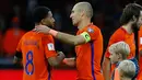 Pemain timnas Belanda, Arjen Robben memeluk rekannya usai laga terakhir babak penyisihan Grup A Piala Dunia 2018 melawan Swedia di Amsterdam Arena, Rabu (11/10). Meski mengalahkan Swedia 2-0, Belanda tetap gagal melaju ke Piala Dunia. (AP/Peter Dejong)