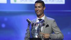 Cristiano Ronaldo saat menerima trofi penghargaan pemain terbaik Eropa 2016-2017 di Grimaldi Forum, Monaco, (24/8/2017). Ronaldo mengalahkan Messi dan Buffon yang termasuk dalam nominasi. (AP/Claude Paris)