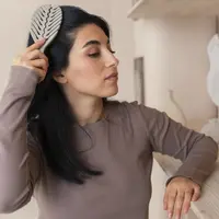 Ilustrasi perempuan yang mengalami masalah rambut | copyright freepik.com