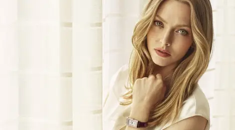 Koleksi Jam Tangan Elegan Pilihan Amanda Seyfried untuk Temani Setiap Outfit