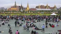 Pengunjuk rasa pro-demokrasi berkumpul di lapangan Sanam Luang di Bangkok, Thailand (20/9/2020). Ribuan pengunjuk rasa pada hari Sabtu datang untuk unjuk rasa mendukung tuntutan gerakan protes yang dipimpin mahasiswa untuk pemilihan baru dan reformasi. monarki. (AP Photo/Wason Wanichakorn)