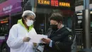 Para staf membuat catatan kegiatan disinfeksi di sebuah terminal bus di Beijing, ibu kota China, pada 3 Februari 2020. Pada Senin (3/2) menandai hari pertama masuk kerja setelah libur Tahun Baru Imlek di Beijing di tengah wabah virus corona. (Xinhua/Ren Chao)