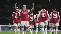 Kapten Arsenal, Martin Odegaard, merayakan gol yang dicetaknya ke gawang PSV dalam laga matchday pertama Grup B Liga Champions 2023/2024 di Emirates Stadium, London, Kamis (21/9/2023) dini hari WIB. Arsenal menang telak 4-0 dalam pertandingan ini. (AP Photo/Kin Cheung)