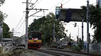 Sejumlah kendaraan melintasi perlintasan kereta api di kawasan Patal Senayan, Jakarta, Selasa (6/10/2015). Pembangunan flyover Permata Hijau di atas perlintasan kereta api di kawasan tersebut sudah mencapai 70 persen. (Liputan6.com/Yoppy Renato)