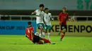 <p>Pemain Timnas Indonesia U-17, Arkhan Kaka berusaha melewati pemain Palestina, Ibrahim Alfuqaha pada laga Grup B Kualifikasi Piala Asia U-17 2023 antara Timnas Indonesia menghadapi Palestina di Stadion Pakansari, Bogor, Jumat (7/10/2022). (Bola.com/M Iqbal Ichsan)</p>