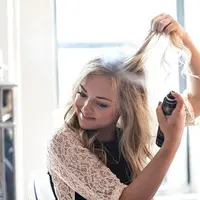 Simak fakta berikut yang mengungkap efek buruk dry shampoo pada rambut Anda. 