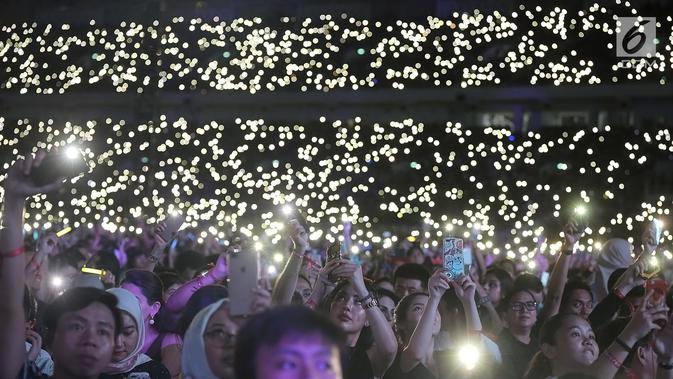 Sejumlah penonton menyaksikan Ed Sheeran dalam konser Divide World Tour 2019 di Stadion Utama Gelora Bung Karno, Jakarta Pusat (3/5/2019). Ed Sheeran membawakan beberapa lagu andalan antara lain Photograph, Thinking Out Loud, Shape of You, dan Perfect. (Fimela.com/Bambang E. Ros)