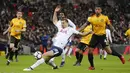 Pemain Tottenham, Fernando Llorente (tengah) berusaha menjangkau bola saat melawan Newport County  ada laga Piala FA di Wembley Stadium, London, (7/2/2018). Tottenham menang 2-0. (AP/Frank Augstein)