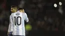 Kapten Argentina, Lionel Messi, tampak kecewa usai gagal mengalahkan Venezuela pada laga kualifikasi Piala Dunia 2018 di Stadion Monumental Antonio Vespucio Liberti, Rabu (6/9/2017). Argentina ditahan imbang 1-1 oleh Venezuela. (AP/Natacha Pisarenko)