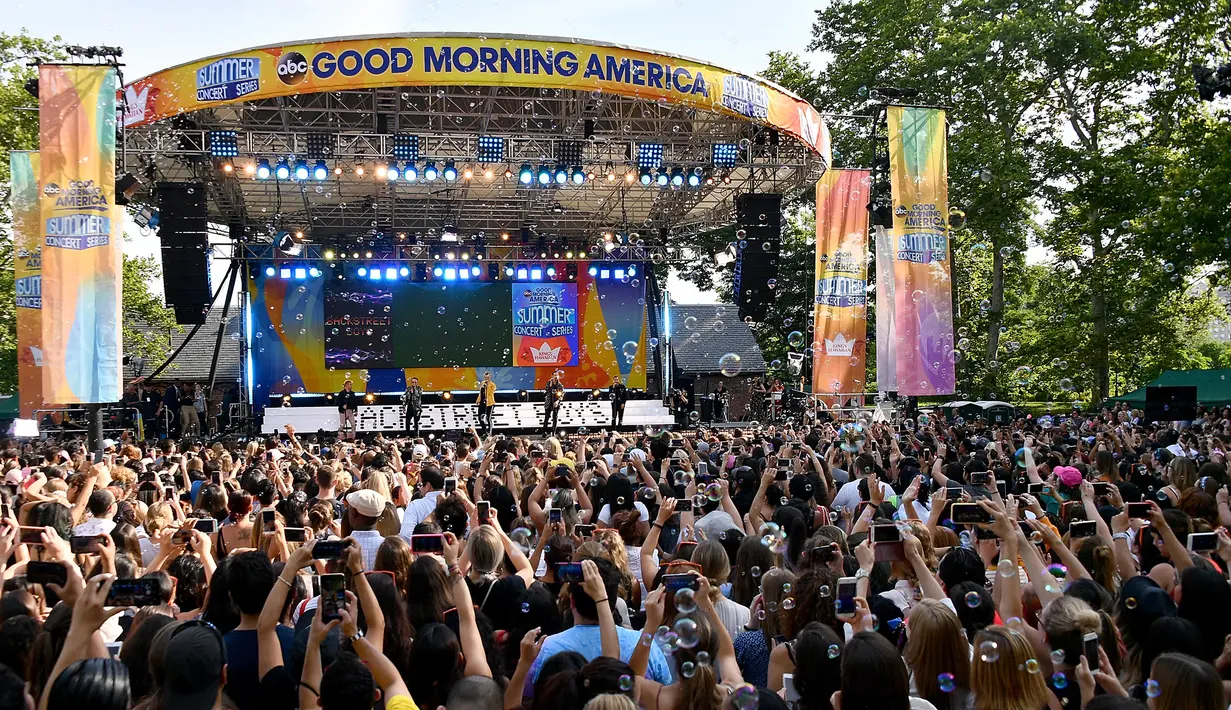 Sejumlah penonton menyaksikan aksi panggung Backstreet Boys saat saat tampil di ABC "Good Morning America" di SummerStage di Rumsey Playfield, Central Park, New York (13/7). (AFP Photo/Michael Loccisano)